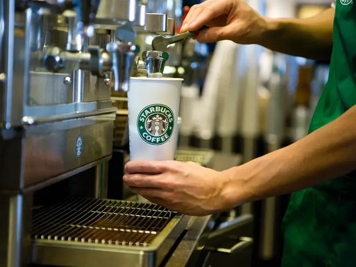Que hace un barista en Starbucks, requisitos para trabajar y cuánto gana un barista en Starbucks, que es, habilidades que debe tener
