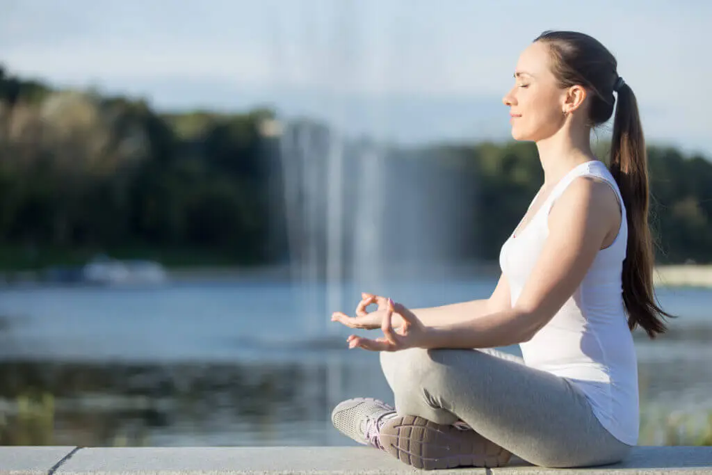 Ventajas y desventajas del mindfulness en psicología, atención plena y meditación, lo malo y peligros, problemas y beneficios del mindfulness en el cerebro