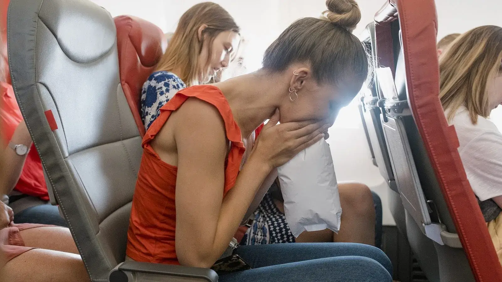 Remedios caseros para no marearse en el bus y para no vomitar en un viaje, como quitar el mareo rápido al viajar en coche o en bus