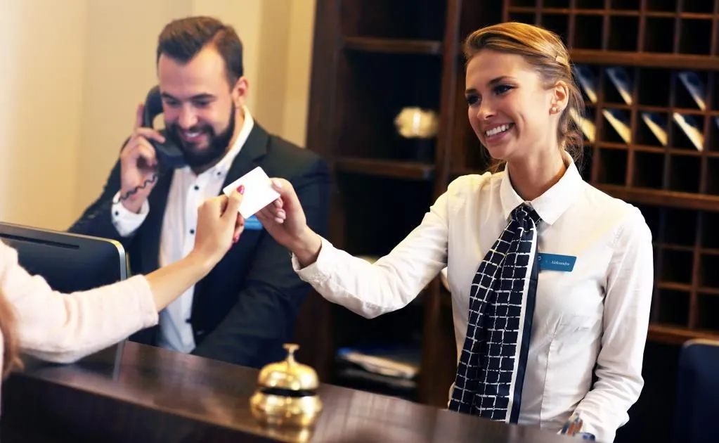 Uniformes-para-personal-de-hotel Como se viste una recepcionista de hotel, el perfil y la imagen personal perfecta para mujeres y hombres recepcionistas que cuenten o no con uniformes